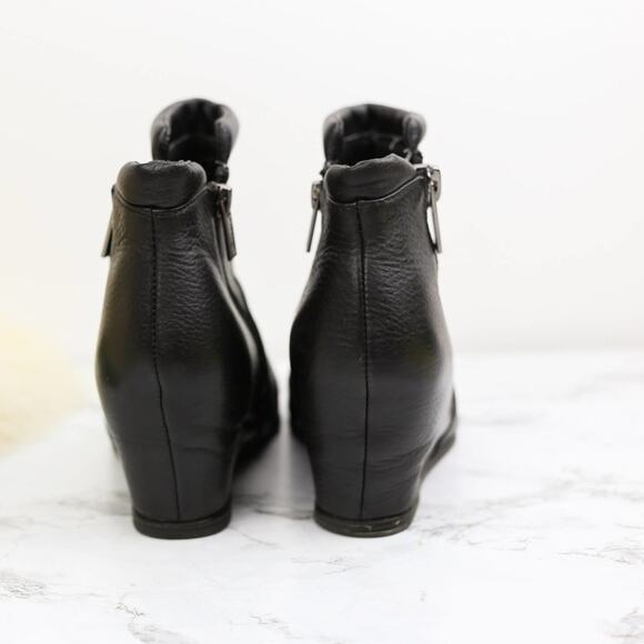 Kenneth Cole Reaction Vira Black Leather Wedge Ankle Boots Size 8.5 Zip Closure - Picture 4 of 7